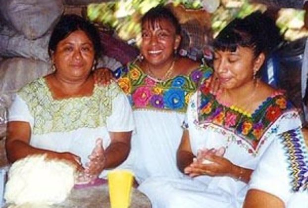 Family, friends, good food, and good times in Mexico contribute to a sense of well-being © John Gladstein, 2004