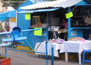 A street vendor gets ready to sell tacos acorazados. © Julia Taylor, 2007