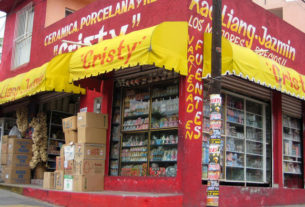 This ceramics shop in 3 de Mayo offers Mexican ceramics, porcelain and resin handcrafted figures. Clusters of tiny wicker baskets hang in the open doorway. © Julia Taylor, 2008