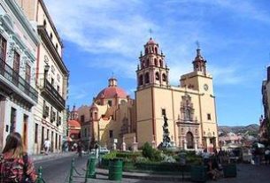 Narrow city streets near the plaza in Guanajuato, Mexico © Geri Anderson 1997