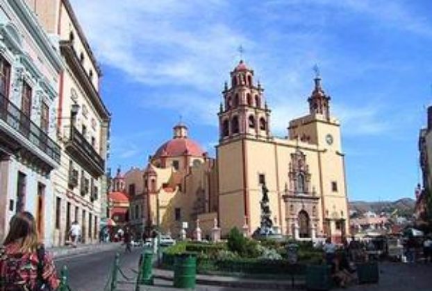 Narrow city streets near the plaza in Guanajuato, Mexico © Geri Anderson 1997