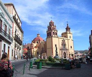 Narrow city streets near the plaza in Guanajuato, Mexico © Geri Anderson 1997