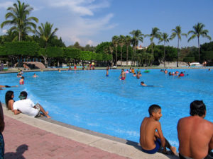 Bathers enjoy the park's large wave pool under de hot Mexican sun. © Julia Taylor 2008