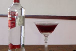 Hibiscus flowers, lemon and vodka give this martini a unique flavor © Daniel Wheeler, 2010