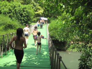 A flexible hanging bridge allows visitors to cross the Yautepec River at El Rollo Parque Acuático in Morelos, Mexico. © Julia Taylor, 2008