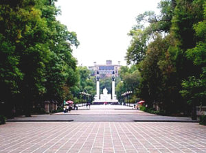 Monument to the Niños Heroes with Chapultepec Castle in the background © Rick Meyer, 1999