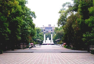 Monument to the Niños Heroes with Chapultepec Castle in the background © Rick Meyer, 1999