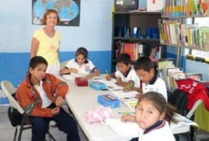 A classroom volunteer helps students © Edd Bissell, 2010