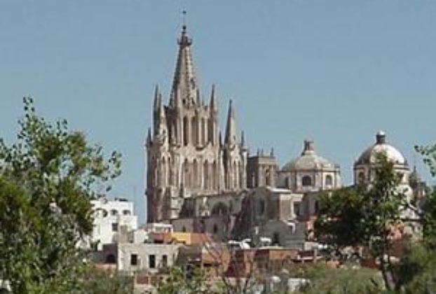 La Parroquia in San Miguel de Allende © Nancy Harless, 2003