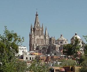 La Parroquia in San Miguel de Allende © Nancy Harless, 2003