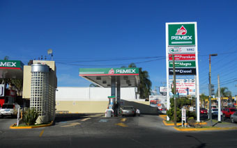 PEMEX gas station in Zapopan © Daniel Wheeler, 2010