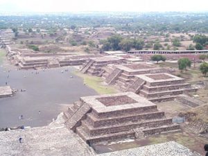 Beyond the three temples, the low flat buildings are the Palaces of Quetzalpapalotl (plumed butterfly), the Jaguar, and Caracoles Emplumados (plumed conch shells).