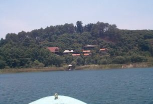 There are two resorts on the lake. Here is the view from the boat at the more southerly Seccion Arcoiris.