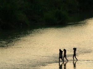 Migrants crossing.Credit: Sofía Dumois Petersen. July 2004