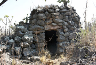 The lintel above the door of this structure is flat. © Joseph Sorrentino, 2021