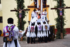 Los Varones lowering the Christ figure on Good Friday, something that takes over an hour to accomplish. © Joseph Sorrentino, 2023