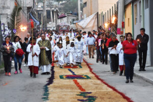 Holy Friday evening, Los Varones carry the coffin through the village. The procession walks on tapetes de aserrín. © Joseph Sorrentino, 2023
