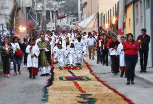 Holy Friday evening, Los Varones carry the coffin through the village. The procession walks on tapetes de aserrín. © Joseph Sorrentino, 2023