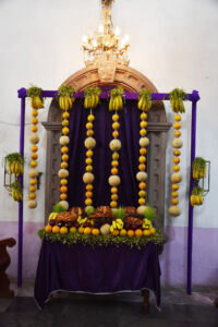 Altar decorated on Wednesday of Holy Week. © Joseph Sorrentino, 2023