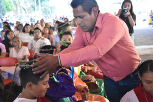 The síndico places a crown of thorns on the head of an apostle. © Joseph Sorrentino, 2023
