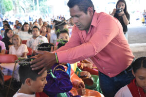 The síndico places a crown of thorns on the head of an apostle. © Joseph Sorrentino, 2023