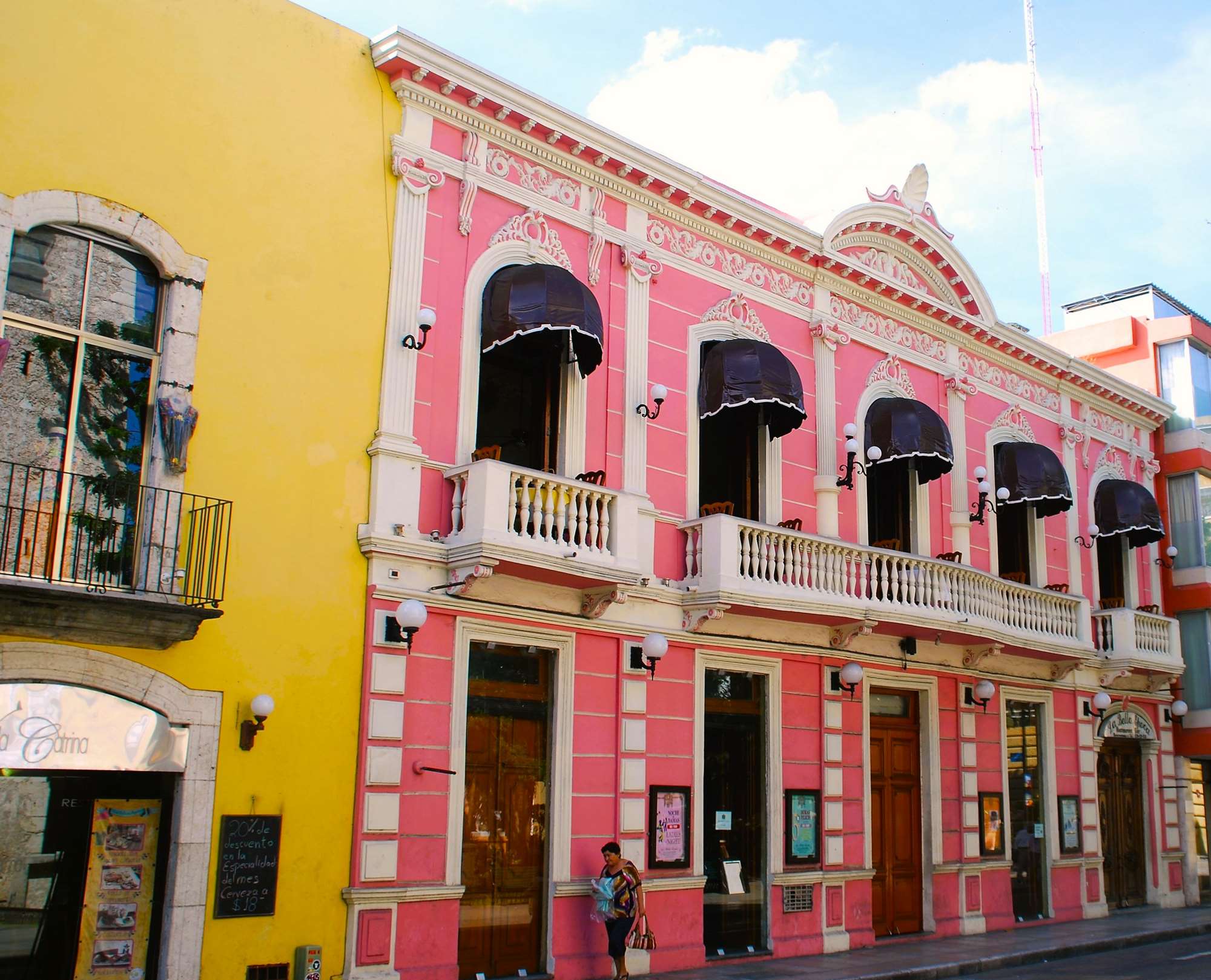 Street scene, Mérida © 2022 Jane Simon Ammeson