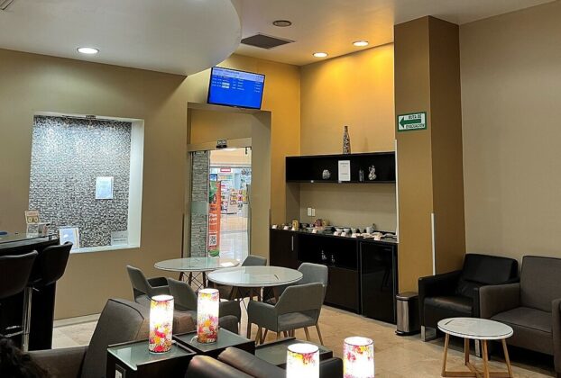 Airport Lounge (Villahermosa). Image (cropped): Vmzp85, CC BY-SA 4.0, via Wikimedia Commons