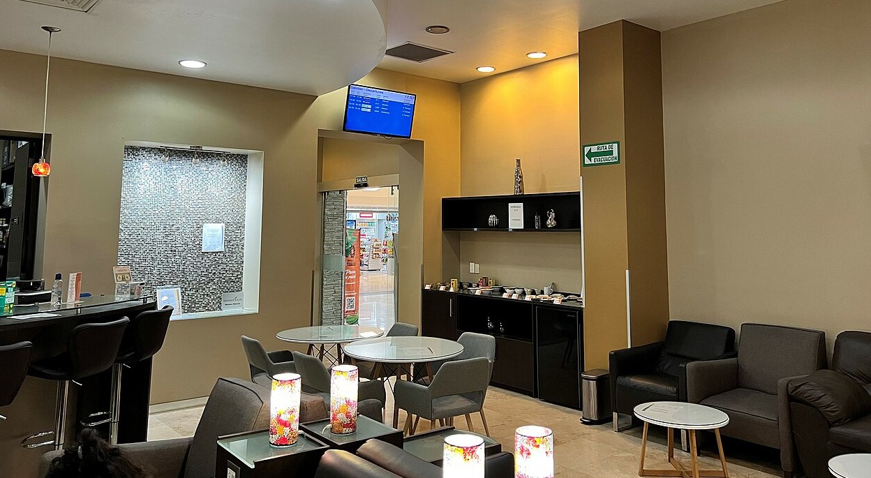 Airport Lounge (Villahermosa). Image (cropped): Vmzp85, CC BY-SA 4.0, via Wikimedia Commons